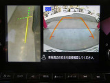 ギアを『R』に入れた後、カメラボタンを押すと、運転席から見えない左側面をナビ画面にうつしてくれるので、幅寄せや縦列駐車がし易くなります。