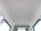 天井の状態も良好です。タバコを吸っていた車は、天井の色が変色してしまっているものもあります。中古車探しの際は、天井の状態も重要なポイントですよ!