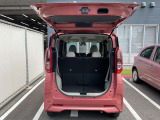 バックドアは大きく開きます。定員乗車時でも十分広いラゲッジスペースを確保しています