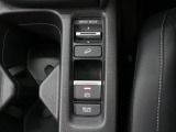 【電子パーキングブレーキ】電子制御のパーキングブレーキと、信号待ちや渋滞に便利なオートブレーキホールドを装備しております。ブレーキペダルから足を離しても自動的に停車状態を保持してくれる便利な機能です