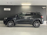 台形のホイールアーチはJeep伝統のデザインです。採用している理由は諸説ありますが、オフロードを走行する際にタイヤとボディが干渉しあわないよう配慮した作りにするためとなります。