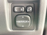 【電動格納ミラー】サイドミラーは電動格納式となっており、狭い駐車場でもキズがつくリスクを抑えられます。