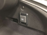 アクセサリーコンセント(AC100V・1500W)です。ラゲージルーム右側に1個設置されています。非常時給電システム付きです。機能の詳細は展示店舗までお尋ねください。