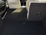 後部のシートを倒すとこんなに広々空間が!大きなお荷物を乗せる時でも心配ありません!