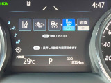 【ブラインドスポットモニター】走行中、ドアミラーの死角になりやすい箇所に後続車が接近するとサイドミラーのレンズに警告を表示!ドライバーに注意喚起をしてくれます。