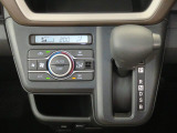 オートエアコンで暑い夏も寒い冬も快適な車内で運転出来ます。