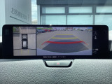 狭い場所での駐車やすれ違いなどでより的確な運転操作に役立つ360&deg;ビューモニターが装備されています。