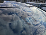 全てのクルマに車両検査証がついています。中古車オークション業界で確立された公正な基準を採用しています。トヨタ自動車によって、修復歴や状態を正しく判断できると認定された車両検査員が、1台1台検査し点数と