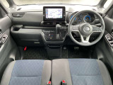 運転席まわりは機能的にまとまっています。足元が広々のインパネATです♪