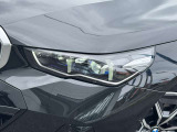 LEDヘッドライト。先進のLEDテクノロジーを採用。照射される白色光の周波特性は太陽に近く、バイキセノンヘッドライトを上回るコントラストでさらに明るく輝きます。悪天候の日でも優れた視認性を発揮します。