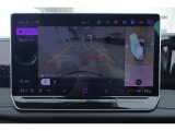 ラウンドビューカメラ Area View:運転席からでは視認しにくい周囲の情報を映像で提供するシステム。フロント、左右サイド、リヤの4台のカメラで全周囲を映し出します。