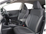 長時間の運転も疲れにくいフロントシート!体をしっかり支えてくれて運転がしやすい形状です!!後部座席もゆったり座れて足元のスペースも広々!ドライブの際は全員が窮屈な思いをせずにお楽しみいただけます!