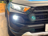 【LEDヘッドライト】悪天候や夜間走行時も良好な視界を確保し安心して運転できる高輝度LEDヘッドライトを装備!点灯速度が早く、消費電力も抑えられています。