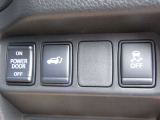 リモコンオートバックドア搭載。運転席からもバックドアの開閉が可能です。