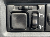 【電動格納ミラー】サイドミラーは電動格納式となっており、狭い駐車場でもキズがつくリスクを抑えられます。