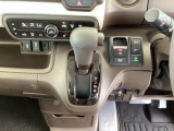 【eコンスイッチ】低燃費運転をサポートするECONモード。スイッチをONすると、エンジンやトランスミッション、A/Cなどを協調制御し、燃費の向上に貢献。エコドライブの効果を高めます。
