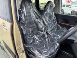 フロントシート(前席)です。よく乗る運転席にも、汚れや使用感も気になりません。肘掛けは、ちょっとした小物入れにもなります。