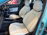 ホワイトのテクノレザーが快適な運転をサポート!