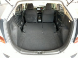 【ラゲッジスペース】広々とした荷室で大きな荷物もラクラク収納。日常のお買い物からアウトドアまで幅広く活躍します。