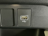 USB入力端子ついてます。USBメモリを接続して音楽ファイル、画像ファイル、動画ファイルなどをナビ画面で楽しめます ※一部のディスプレイオーディオ、CDチューナーの場合は音楽ファイルのみとなります