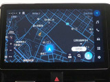 ディスプレイオーディオ(コネクティッドナビ対応)PLUS搭載。T-Connectご契約で2027年12月まで無償で利用できるナビ(期限到来後は有償)と、解約後も利用できる車載ナビが搭載されています。