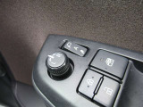 駐車時や狭い道でのすれ違い時に気を使うミラー。電動格納式ドアミラーはそんな時に便利です。