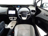 革巻き(合皮製)ステアリングで快適な操作性の運転席です。