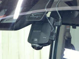 【前後カメラ付きドライブレコーダー】お車の前と後ろをバッチリ記録!事故やトラブルの際、映像が残っていると心強いですね。