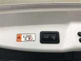 【パワーバックドア】スイッチひとつでバックドアを自動開閉。操作はスマートキー、運転席側インパネスイッチ部、バックドア下端部の各スイッチで行えます。