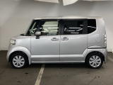 狭い駐車場でも、スライドドアならチャイルドシートへのお子さまの乗降や荷物の積載もスムーズ。とても便利な【助手席側。電動スライドドア】ドアハンドを少し引くだけでリアドアが自動開閉します。
