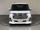 面を強調したグリルは、コンパクトカーでありながらも重厚感のある力強さが感じられます!エアロバンパーを標準装備!スタンスの良さも感じられます!