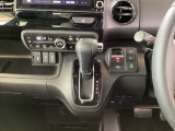 【eコンスイッチ】低燃費運転をサポートするECONモード。スイッチをONすると、エンジンやトランスミッション、A/Cなどを協調制御し、燃費の向上に貢献。エコドライブの効果を高めます。