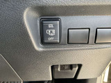 ハンズフリーオートスライドドアの設定のスイッチ。運転席の右側にあります。設定は真ん中です。上は普通のオートスライド、下は手動スライドになります。