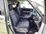 フロント広々、セパレートシートの運転席は、ハイトアジャスターが付いているので、快適にドライブができます。ハンドルはテレスコピック機能で、ハンドル位置を上・下・手前・奥に調節できます。