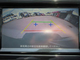 ナビ画面にバックビュ-モニタ-の映像を映し出しています。  狭い場所での車庫入れをサポ-トしてくれる便利アイテムです。