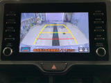 ディスプレイに後方の視界を表示し、車庫入れをサポート「距離目安線」「車幅延長線」およびステアリング操作に連動する「予想進路線」を画面に表示します。※必ず車両周辺の安全を直接確認してください。