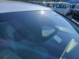 全てのクルマに車両検査証がついています。中古車オークション業界で確立された公正な基準を採用しています。トヨタ自動車によって、修復歴や状態を正しく判断できると認定された車両検査員が、1台1台検査し点数と