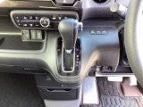足元スッキリ、インパネシフトです。パーキングブレーキはフットブレーキタイプなので、運転席と助手席の間がスッキリしています。