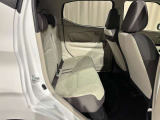 後部座席は足元広々でゆったりと乗れるスペースです♪