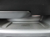 パワースイッチがONの状態でスマートフォンを充電エリア内Qiの上に置くと充電が始まります