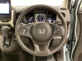 ハンドルにHondaセンシング系のクルーズコントロールやレーンキープアシストなどのスイッチと、オーディオの操作スイッチが装備されています。ハンドルから手を離さず安全に操作できます。
