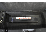 サブトランク付ですので洗車道具や工具の収納に便利です。