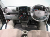 使いやすく安全な操作性と良好な視界を実現した運転席