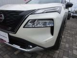 【アダプティブLEDヘッドライトシズテム】車両を検知し、LEDヘッドライトが対向車や先行車を照射しないように自動でハイビームの照射範囲を切り替えます。