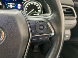 前方の車との車間を設定し、スピードを上げたり緩めたりを自動で行ってくれる追尾式の「レーダークルーズ」。上級装備の一つです!高級車にしかつかない嬉しい機能です。
