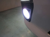 フロントLEDフォグランプです鮮やかな日光色で明るく足元を照らします。