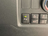 家族でクルマを運転する場合、擦ったりしないか心配ですね。コーナーセンサーも付いてますので、障害物が近づいたら、音で知らせてくれます。
