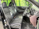 運転席まわりには十分なスペースがあり、大柄な方でもゆったり運転していただける環境です。