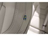 高級感あふれるナッパレザーシートの運転席サイドには、スウェーデン国旗タグが施されています。