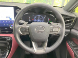 インテリアに合わせたデザインのステアリングは、運転される方のことも考え、運転しやすい形状、大きさです。是非一度、実際に触ってお確かめください。